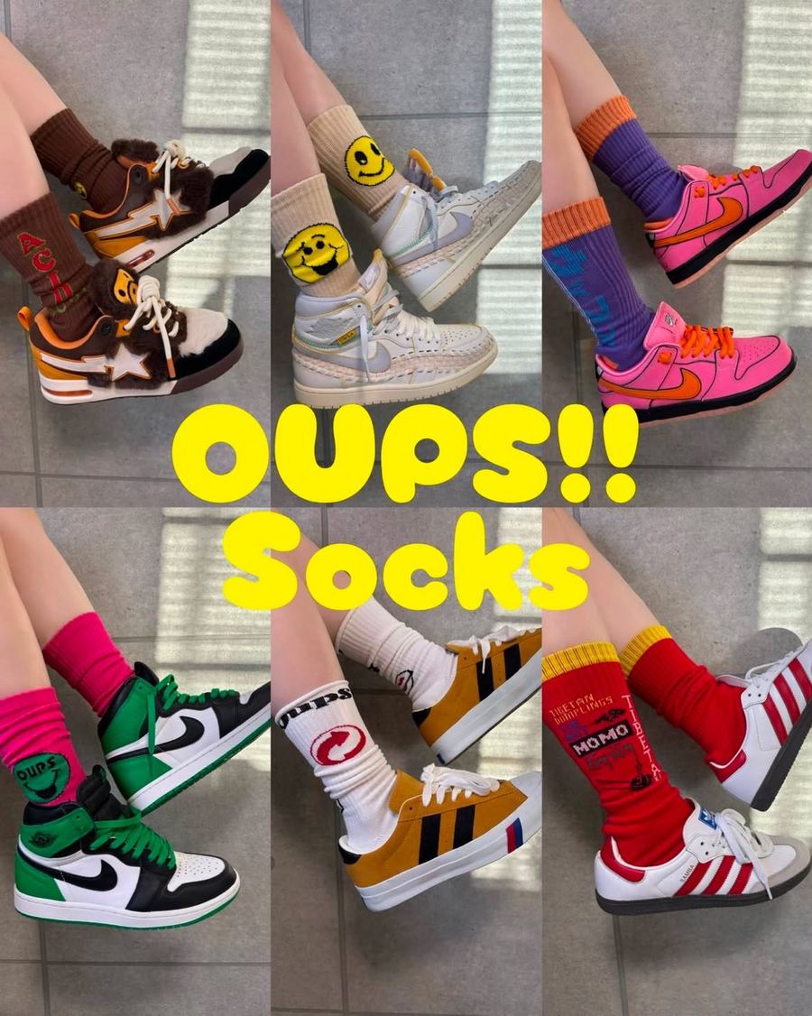 OUPSのソックスを履いた足元